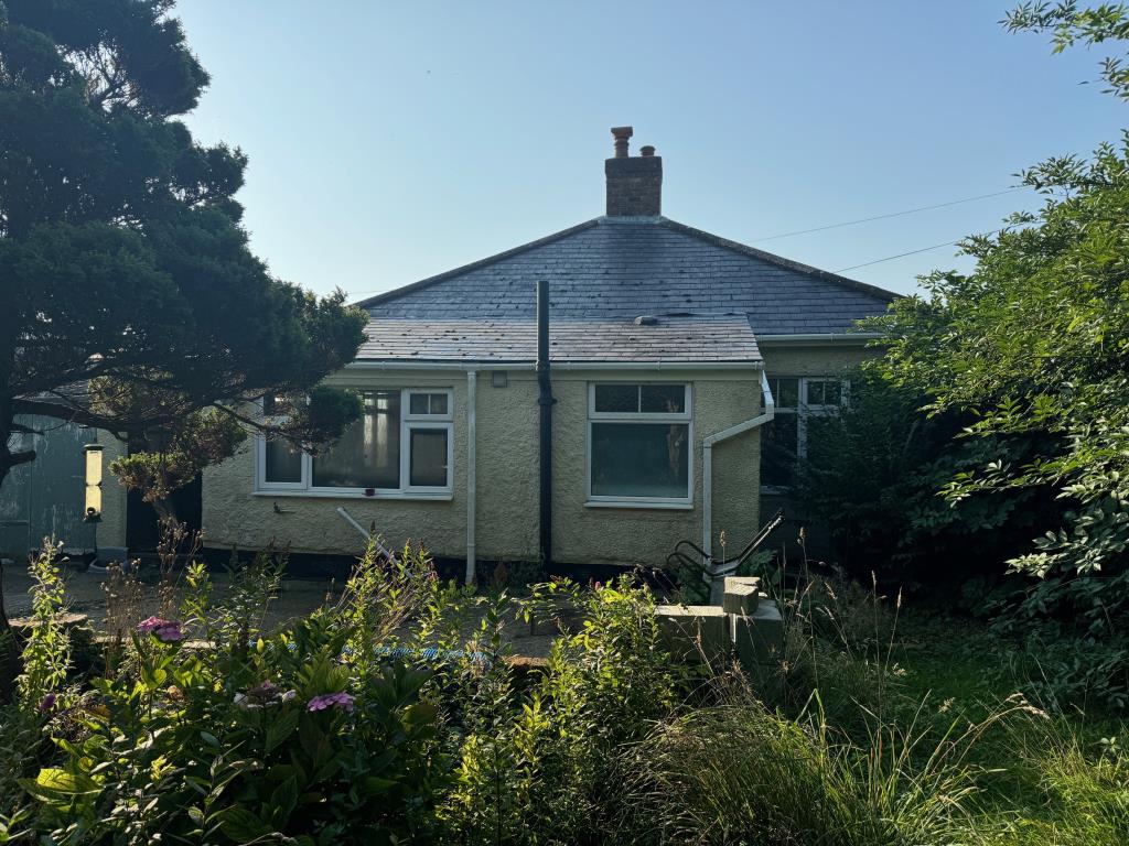 Lot: 122 - DETACHED TWO-BEDROOM BUNGALOW WITH SEA VIEWS - Rear of property